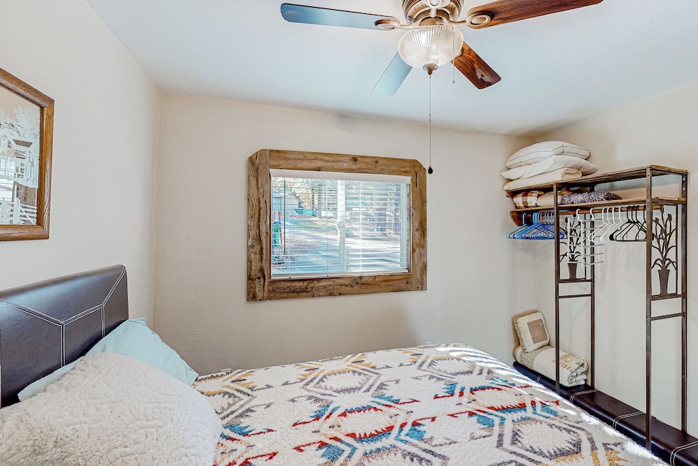 1BR Dog-friendly Lakefront Cabin w/ Canoes