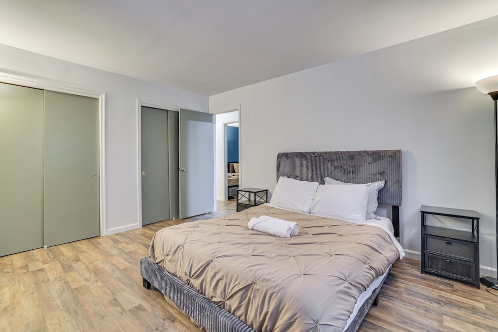 Theater, Game Room & Lake Access: Pocono Retreat