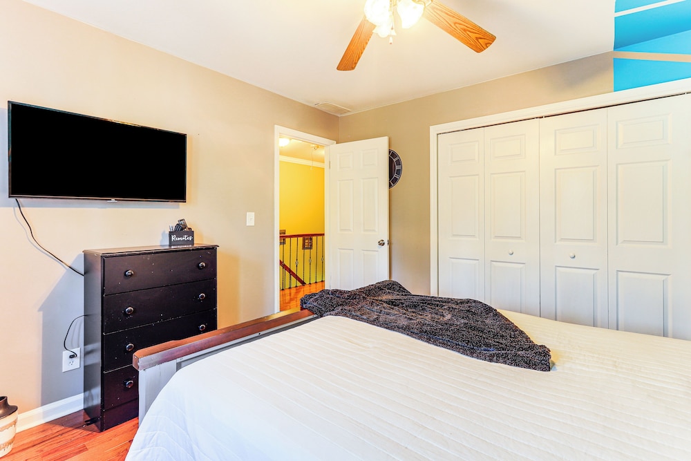 Entertainment-ready Yard: Spacious Riverdale Home
