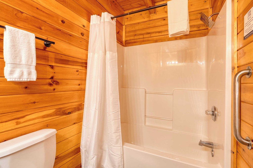Mountains are Calling by Avantstay Sleeps 8 Hot Tub + Game Loft Located in Douglas Lake Resort