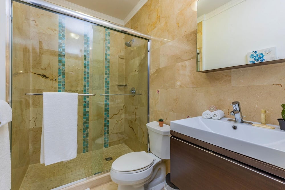 Beautiful 2BR Condo w Great Amenities Palmbeach