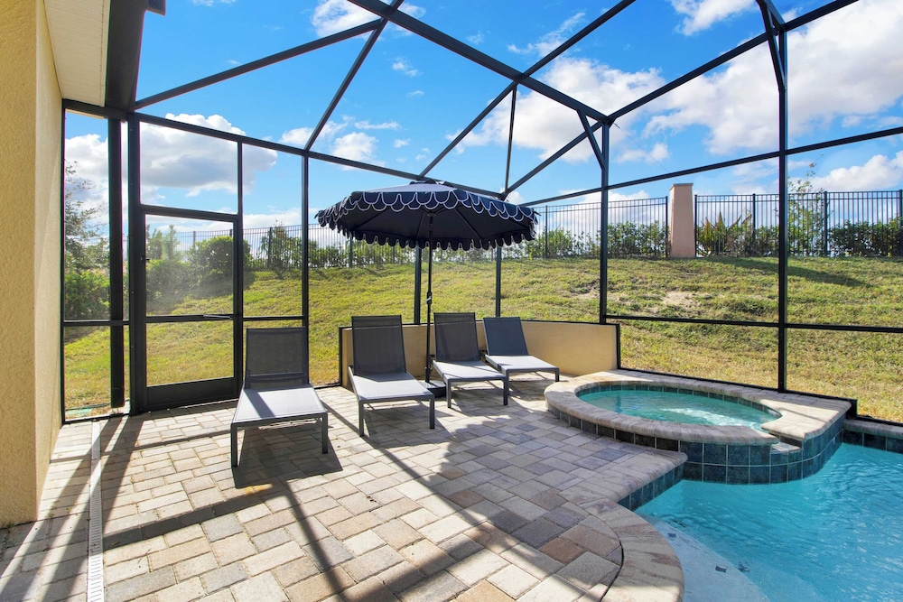 Sleeps 20! 9bdr, Star Wars-themed Game Room, Pool, Hot Tub Nassau by Avantstay