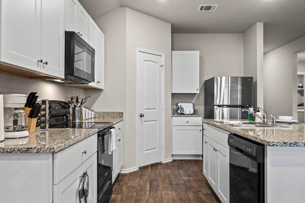 @ Marbella Lane - Amazing 4BR Lakeview Home