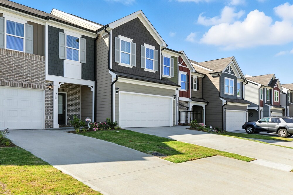 Charming Easley Retreat With Private Yard 3 Bedroom Townhouse