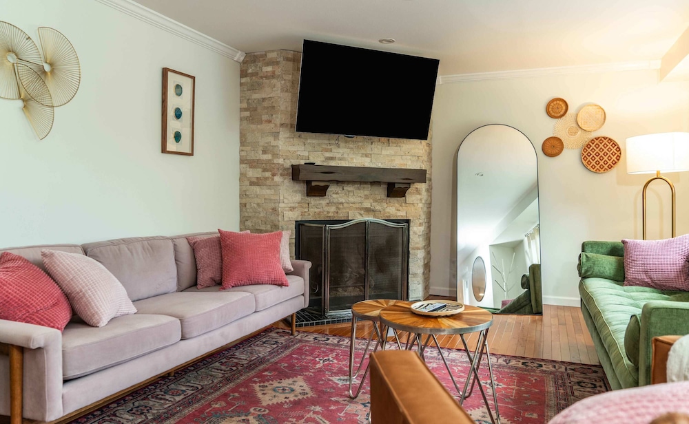 Highway Chalet - Centrally Located to Area Attractions!