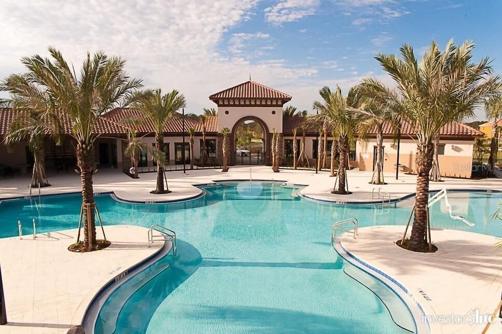 4606 TD - 5BR Townhome Marvel: Private Pool