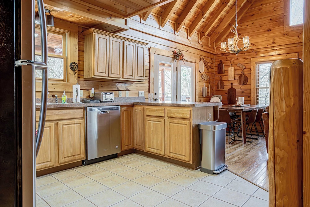 Bear Creek Way by Avantstay Hot Tub, Game Room, Air Hockey, Near Dollywood & Smoky Trails