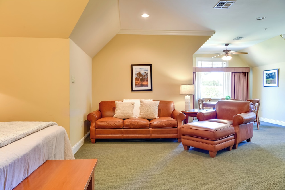 Springfield Studio Rental w/ Golf Course View!