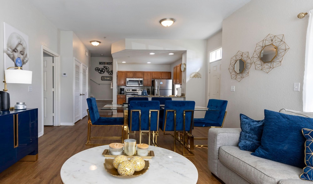 Amazing Family Townhouse Minutes From the Parks