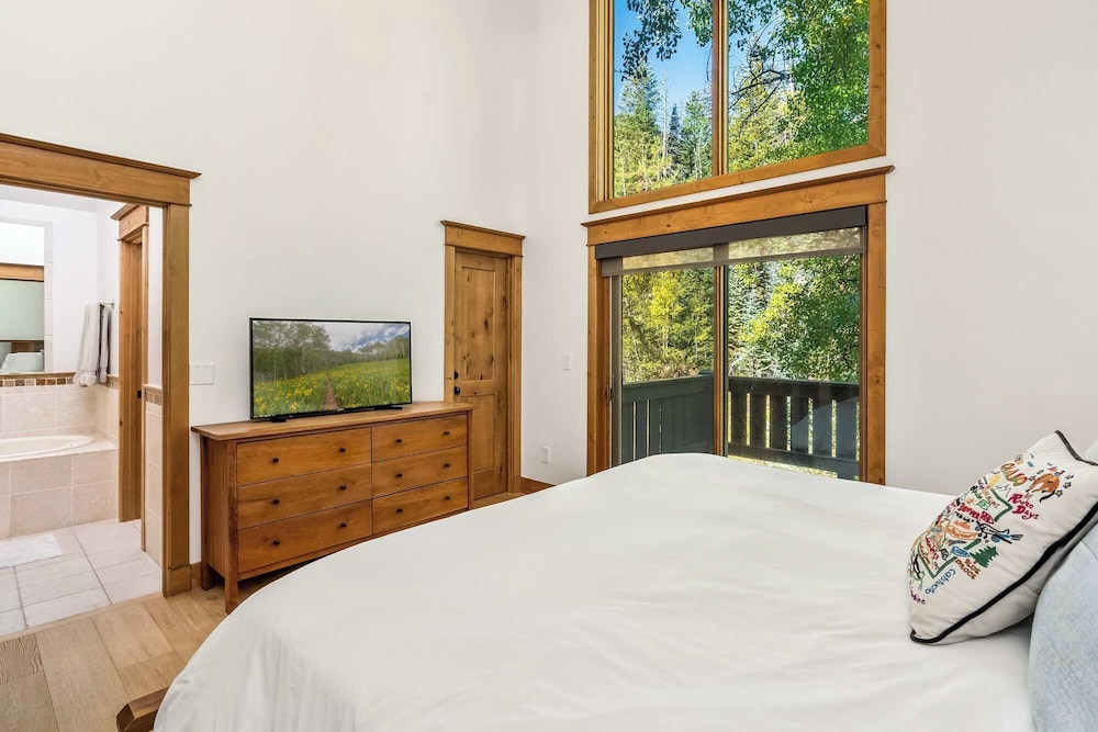 Evergreen Escape Home for 12