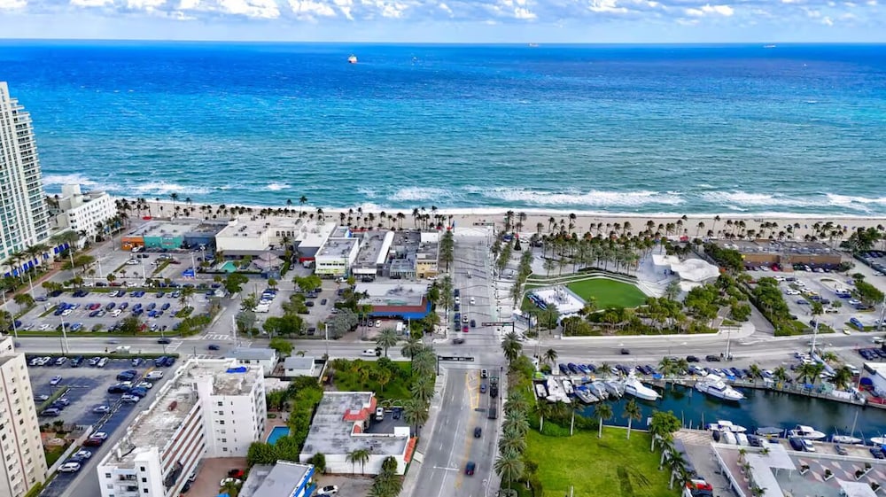 2BR 1BA off Las Olas Steps to Beach