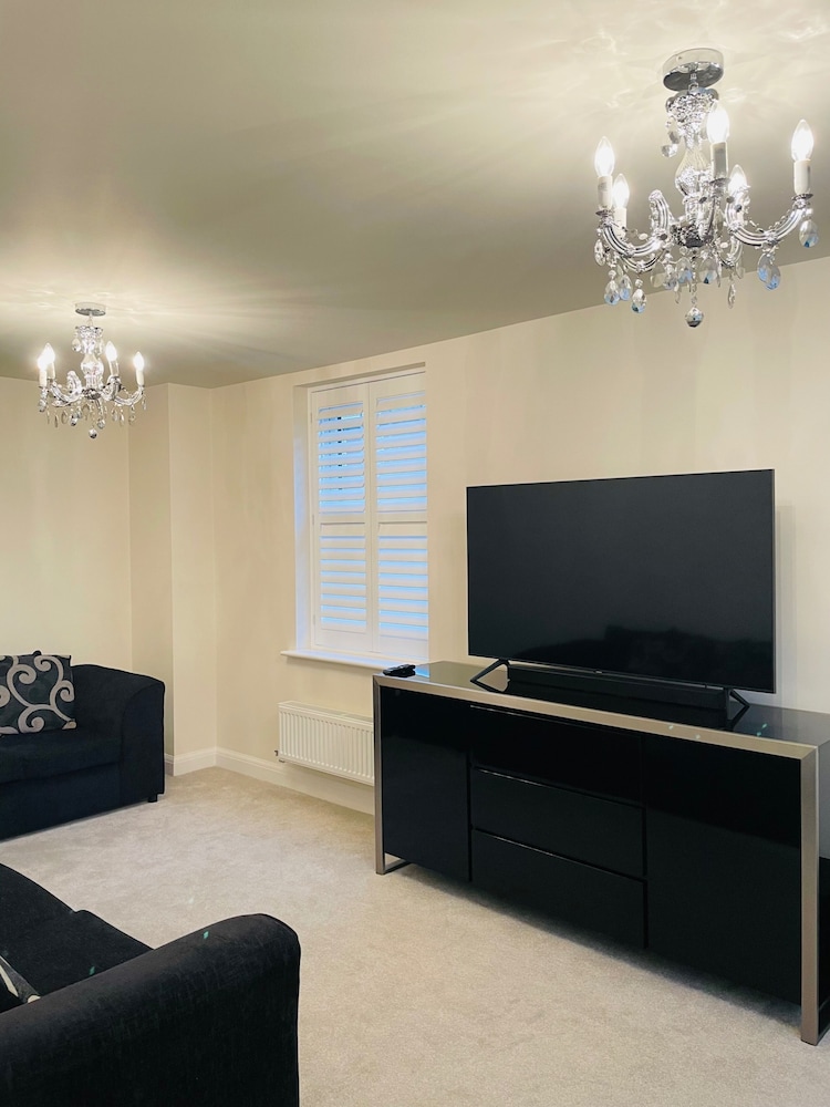 House-sleeps 8-parking-garden