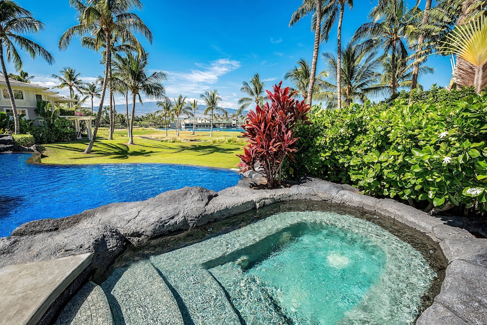 Concierge Included - Walk to Restaurants & Shopping - AC - Infinity Pool! -vrkcv