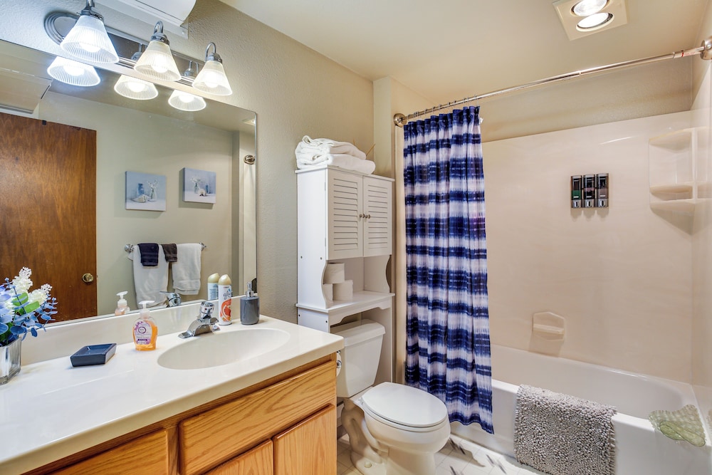 3 Mi to U of O Pet-friendly Home w/ Covered Deck!