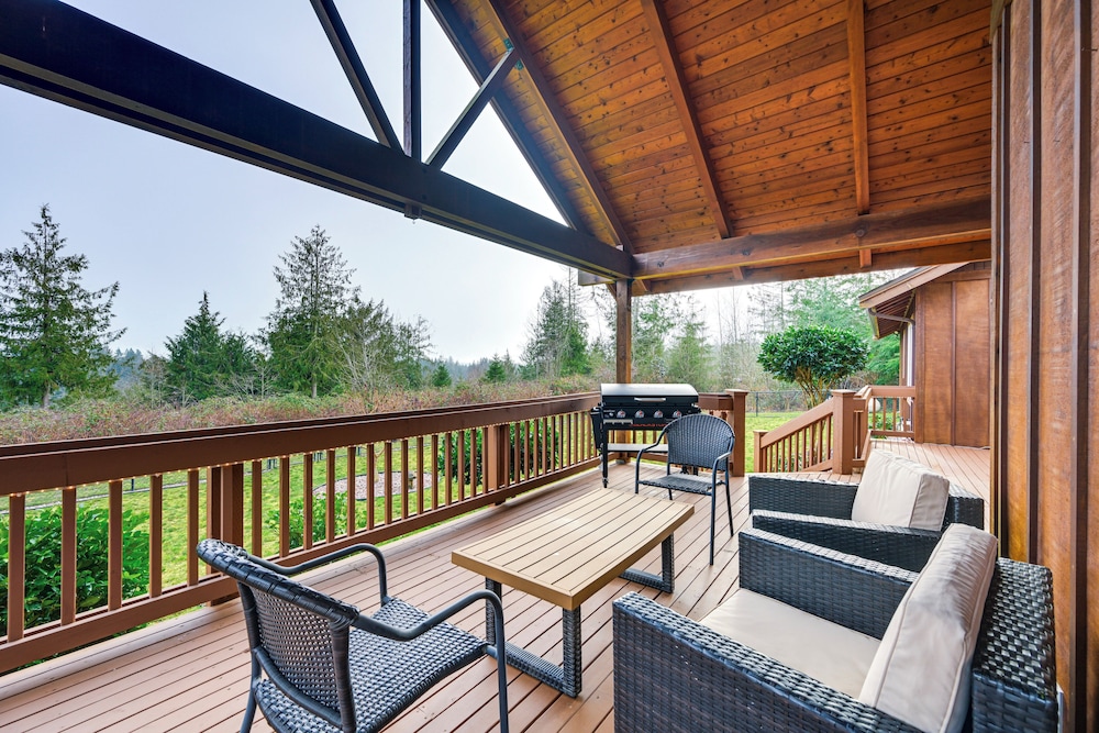Gorgeous Home w/ Mt Rainier Views: 4 Mi to Poulsbo