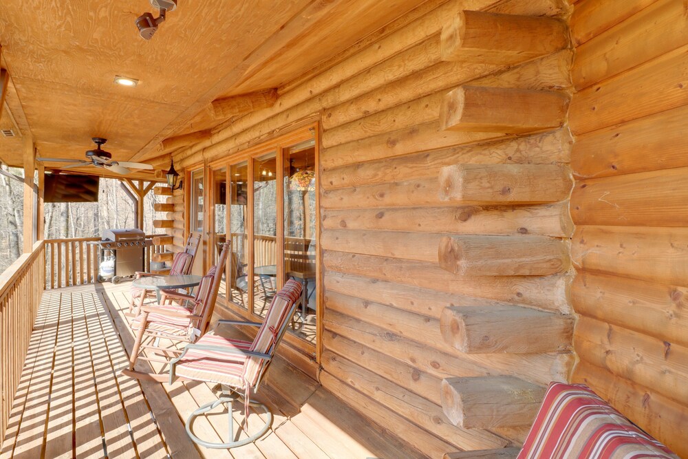 Family-friendly Riverfront Manor on the Little Red view 3