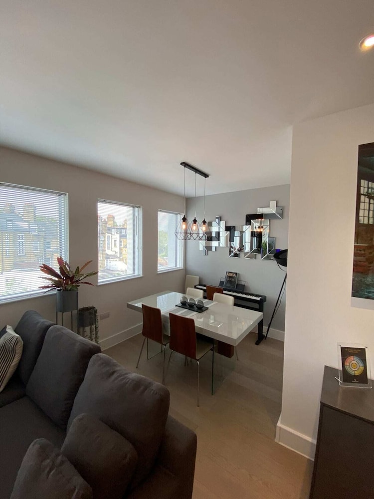 Tasteful 2BD Flat W/open Plan Living - Blackheath!