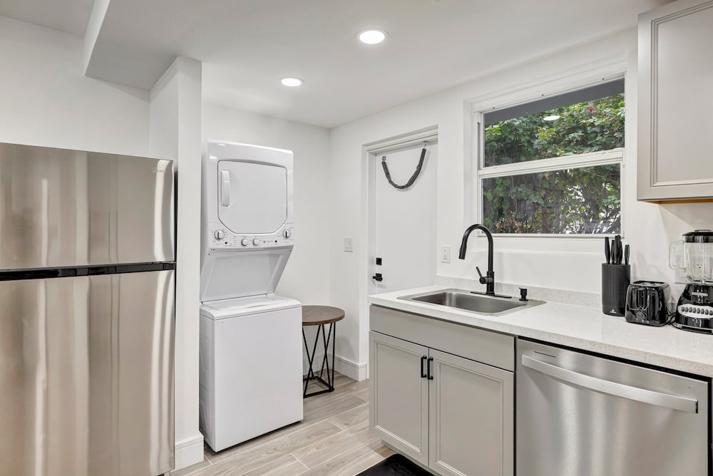 2BR 1BA off Las Olas Steps to Beach