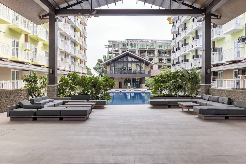 Stylish Condo 3-minutes to Airport, Poolview at Amani Grand Resort Residences