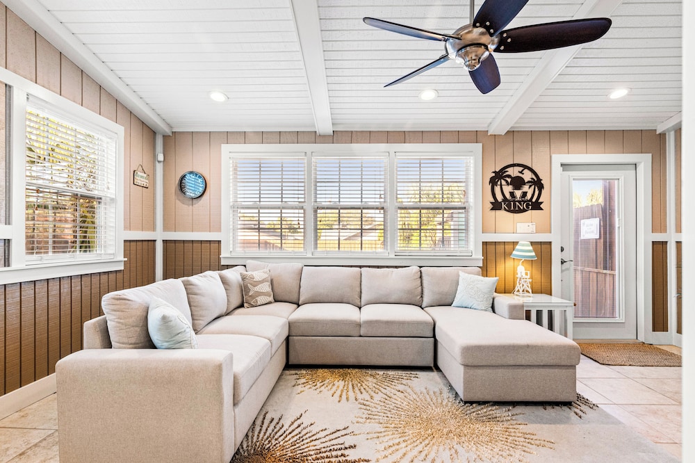 Just Beachy 3BR Dog-friendly Townhouse Near Beaches & Attractions!