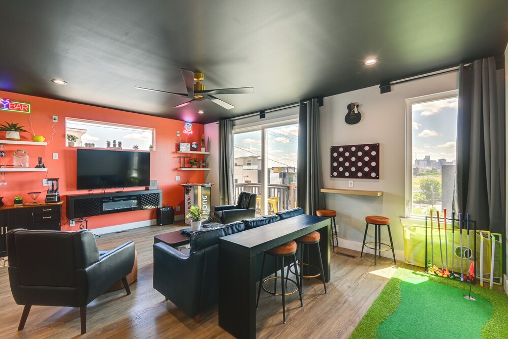 Skyline Views: Nashville Townhome 3 Mi to Broadway