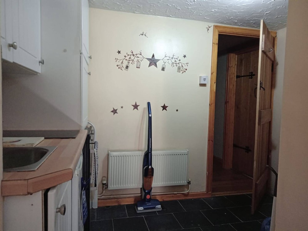 Llandovery - Cottage - Sleeps4 - Parking Secure Lock up for Bikes