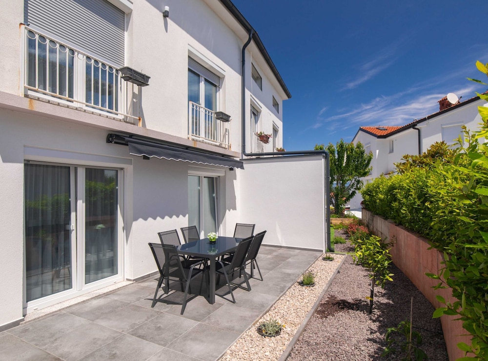 Modern Apartment With Terrace and Private Parking Krk
