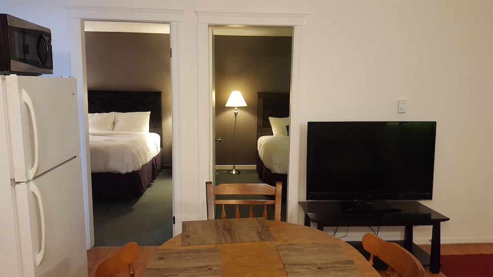 Greenside motel