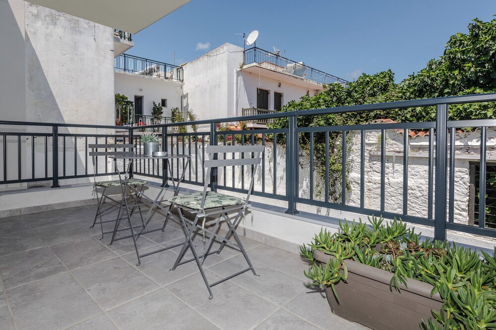 Phaedrus Living: Skiathos Luxury Residences Blu