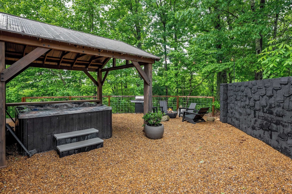Sleeps 18 3 Suites at Firefly Mountain Lodge Indoor Pool, Hot Tub, Game Room, Firepits & Dining Spaces Just Minutes From Dollywood and Gatlinburg