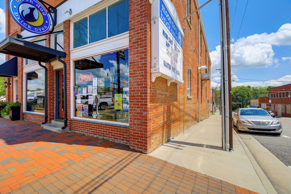 Walkable Wytheville Loft on Main Street!