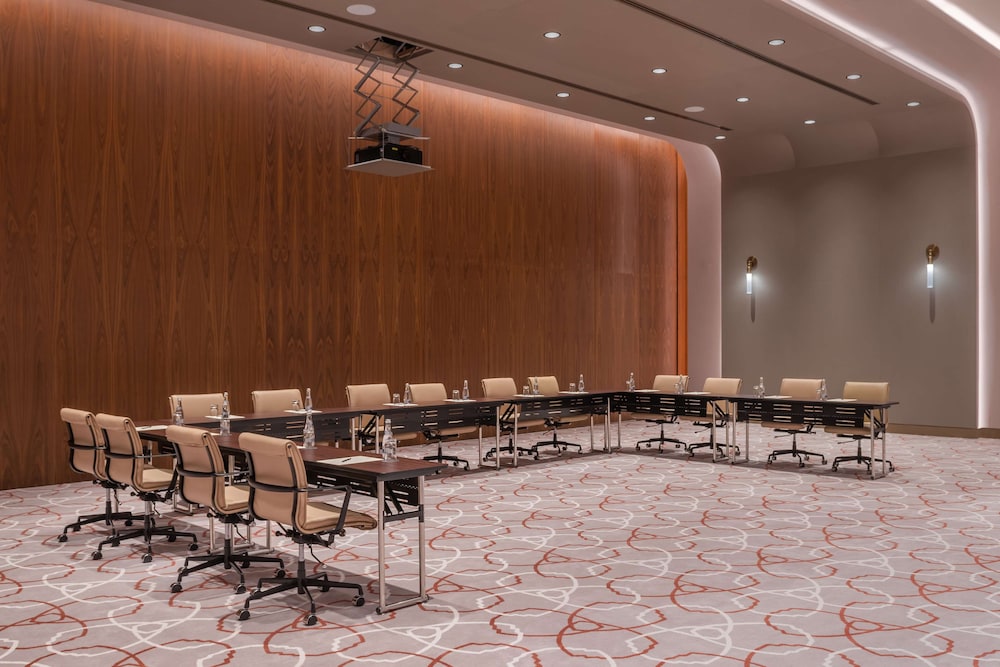 The WB Abu Dhabi, Curio Collection by Hilton