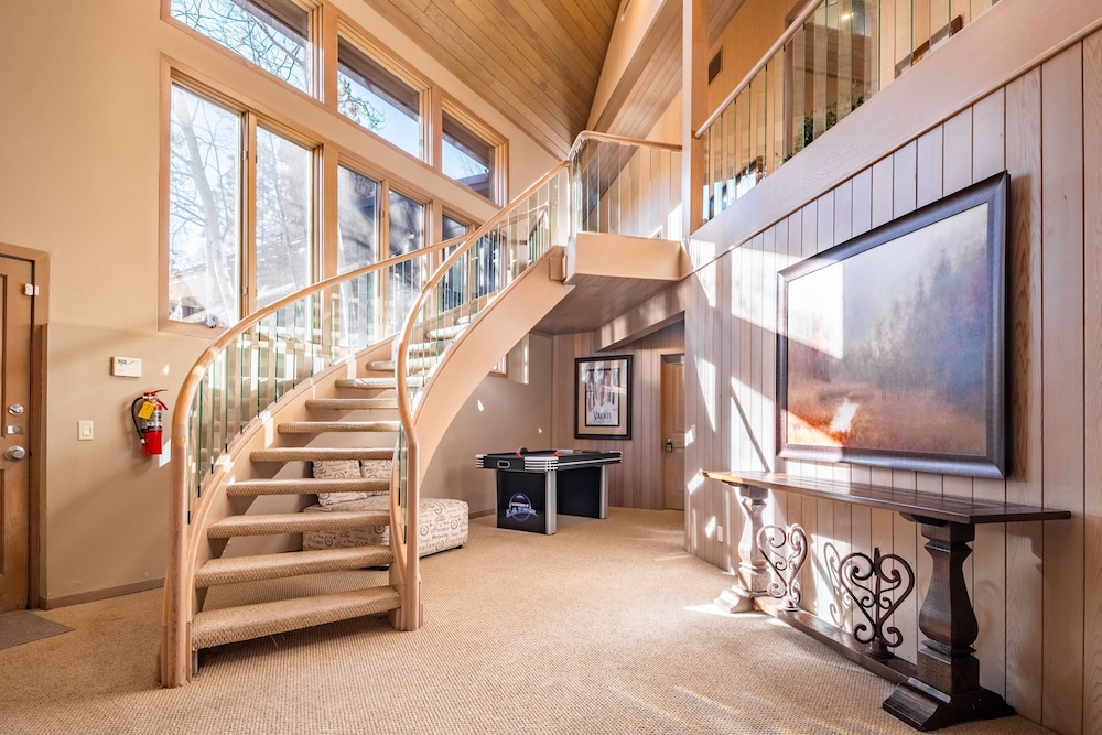 Heavenly Valley by Avantstay Home w Pool Sauna Hot Tub Game Room Tennis Crt Basketball Crt