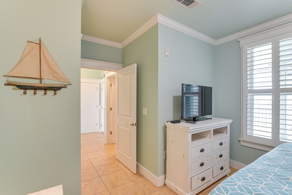 Walk to Beach: Condo w/ Bay View in Galveston