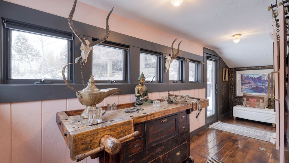 Walk to Park City Mountain Ski Resort & Main St The Safe House by Avantstay