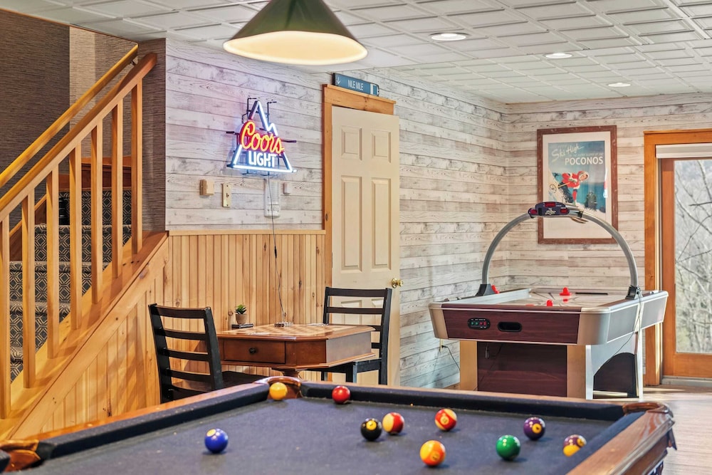 Mountain Escape With Game Room, Balcony & Stunning Views in the Poconos Christina