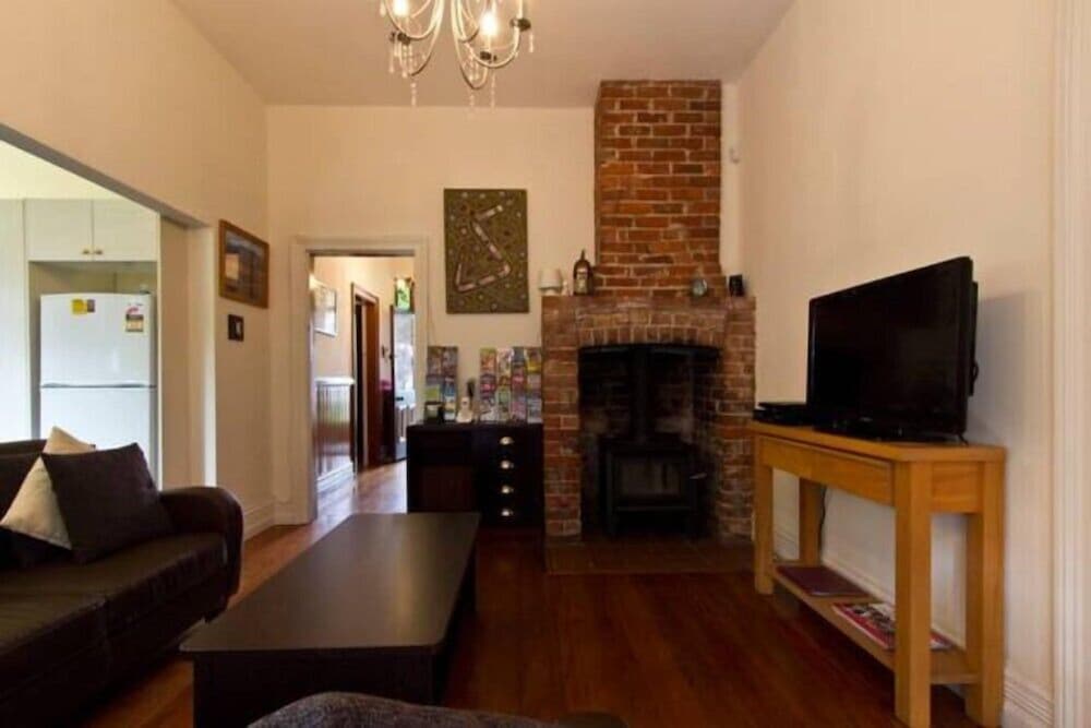Christchurch City & Country Cottages - Brockworth Cottage