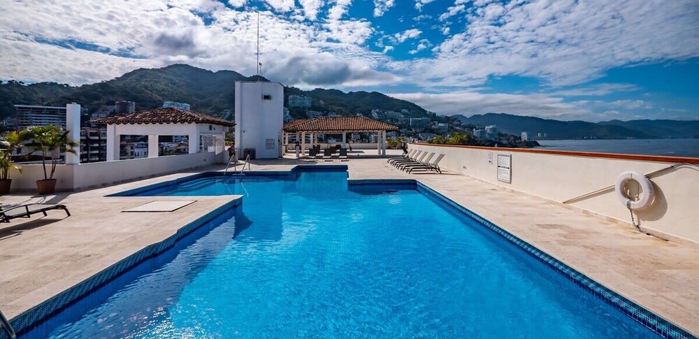 Ocean View 2Br Condo-balcony-beach-pool - 908