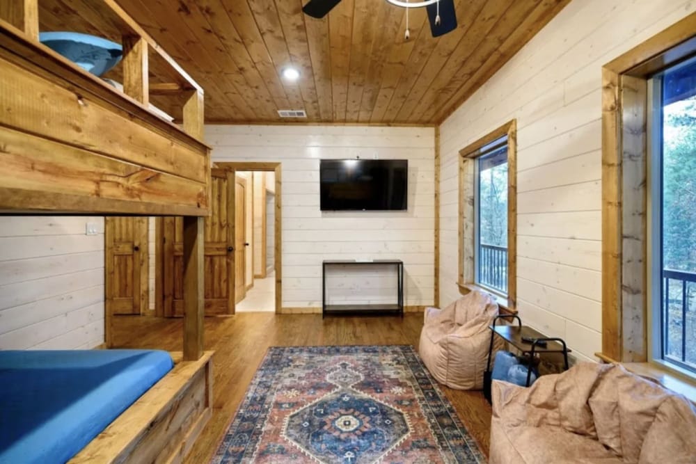 Whispering Winds Luxury Cabin in Hochatown