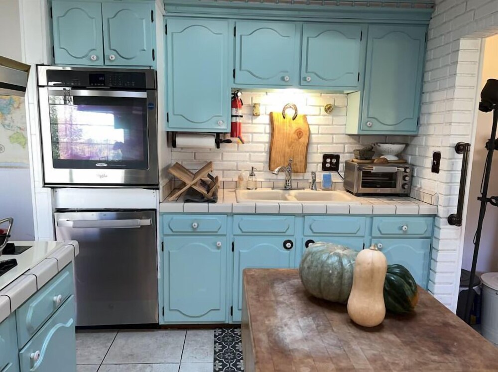 New Cozy Studio 2 Queen Beds, Kitchen Walk to Water