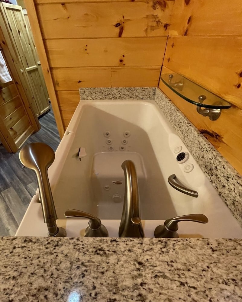Nature lovers dream! Steps from fishing plus 140 acres of hiking! 4 Bedroom Home by RedAwning view 2