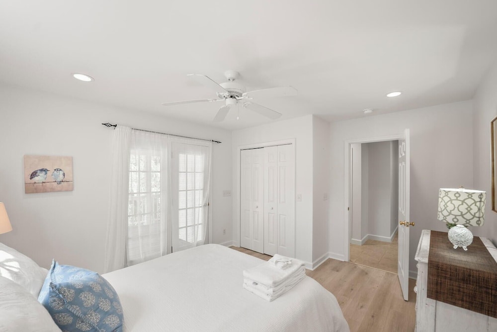 723 Seahorse Road - Newly Renovated, 5-bedroom Oceanside Home
