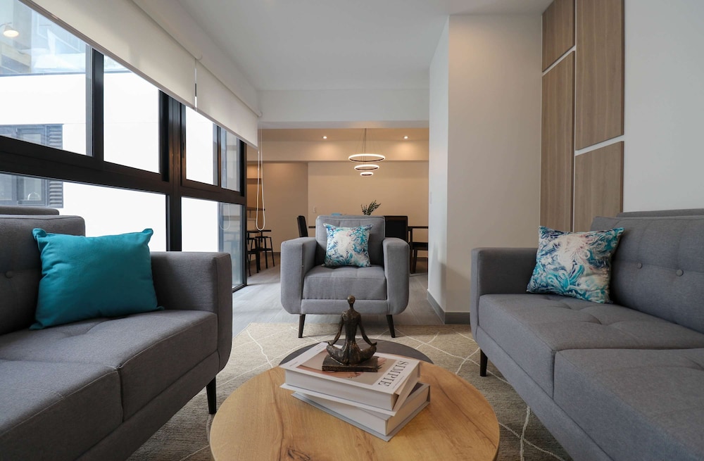w Grandiose Duplex w Modern Deco in Miraflores