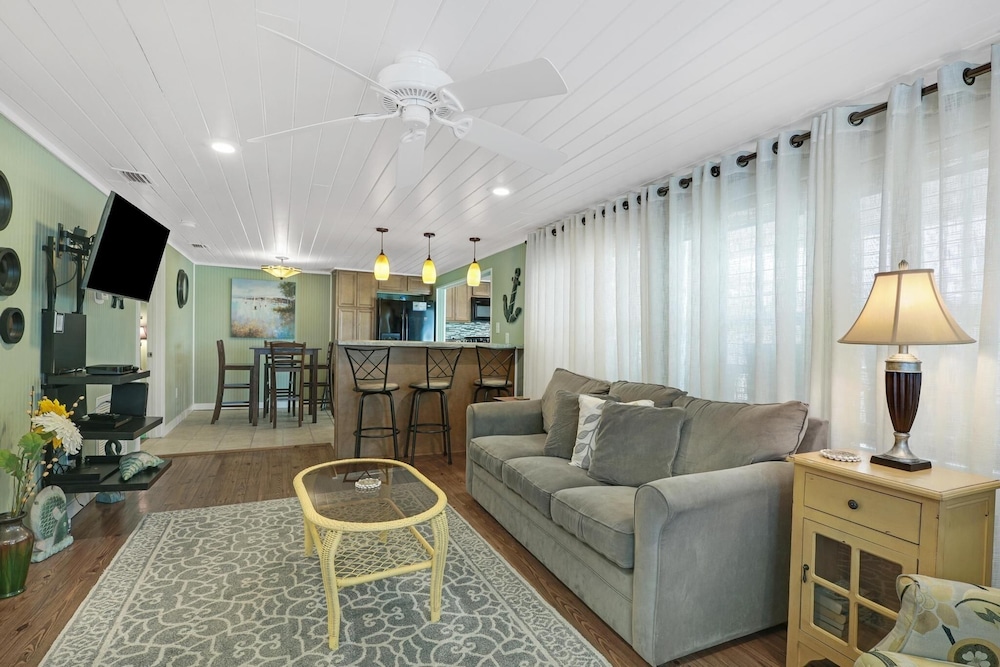 West Beach  3 Bedroom Cottage by RedAwning