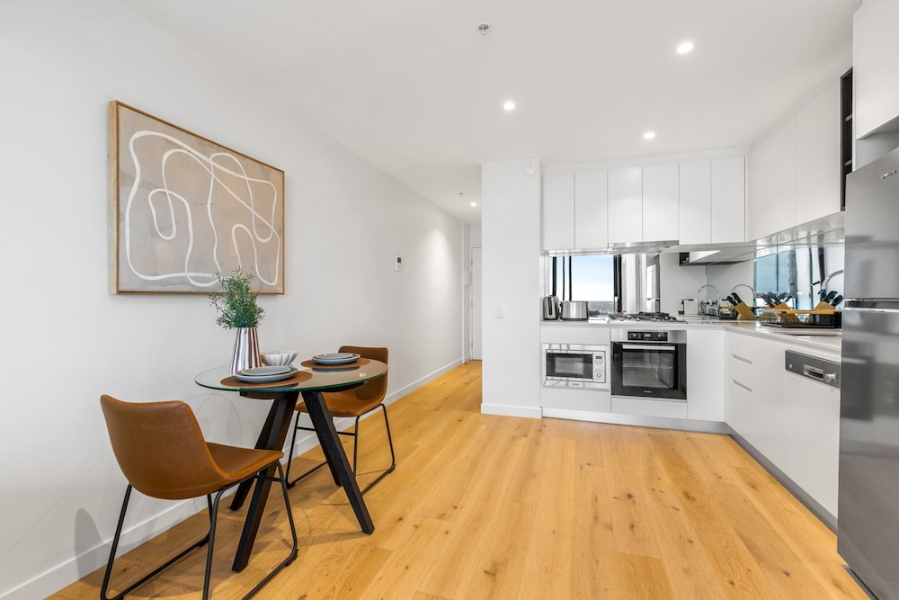 Modern 1-bed in Hip Southbank With Pool & Gym