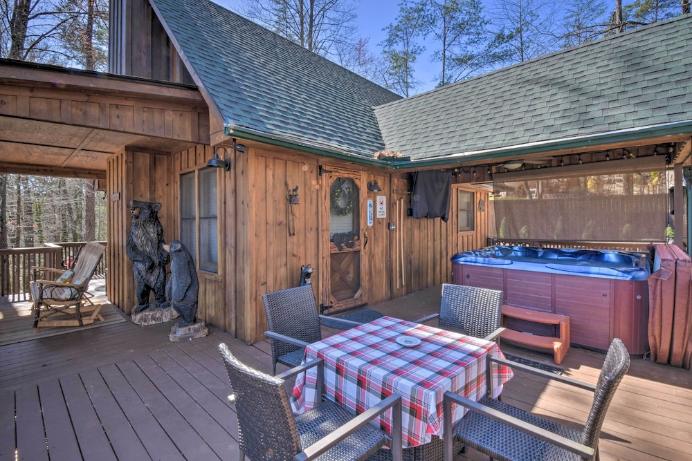 Helen Cabin w/ Deck & Hot Tub < 1/2 Mi to Main St view 4