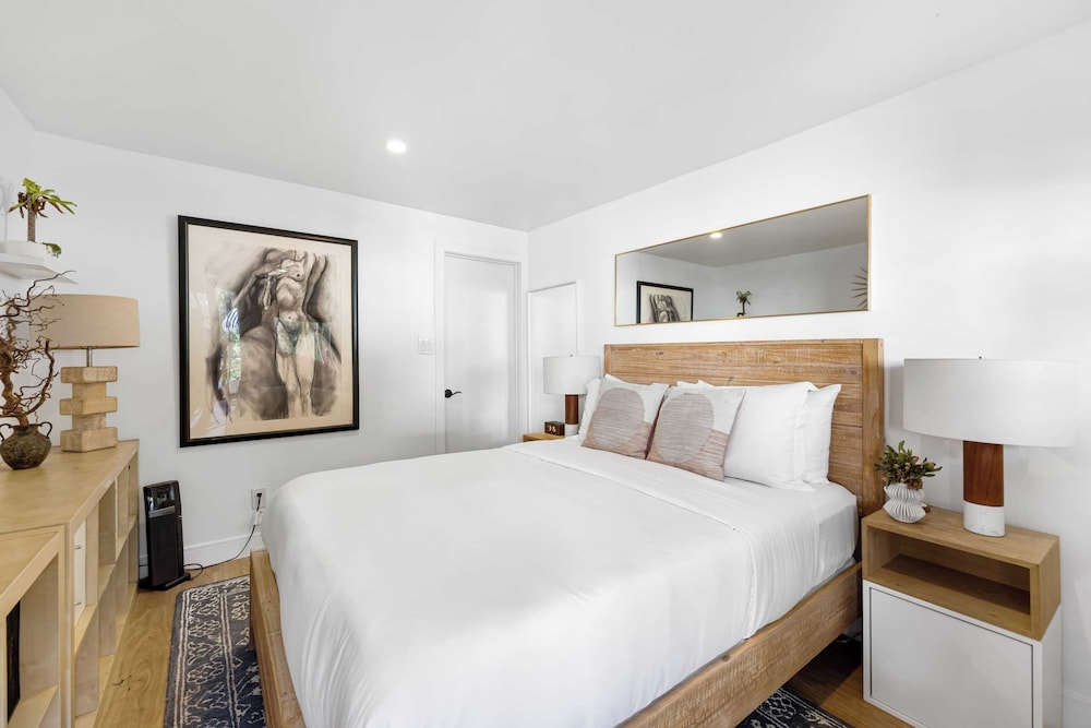 Chic LA Hideaway w/ Soaking Tub, Firepit Lounge & Tranquil Backyard