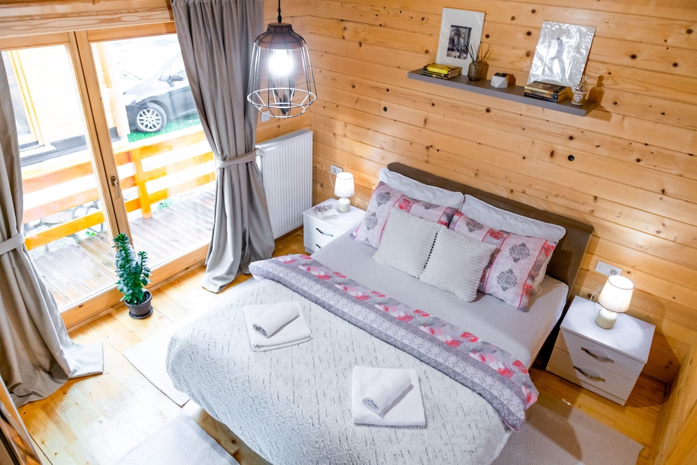 Immaculate 4-bed Cottage in Kolasin / Montenegro view 3