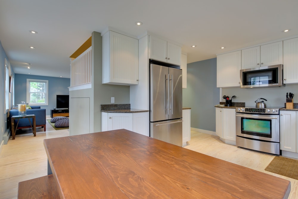Walk to Beach: Gem w/ Patio & BBQ in Provincetown
