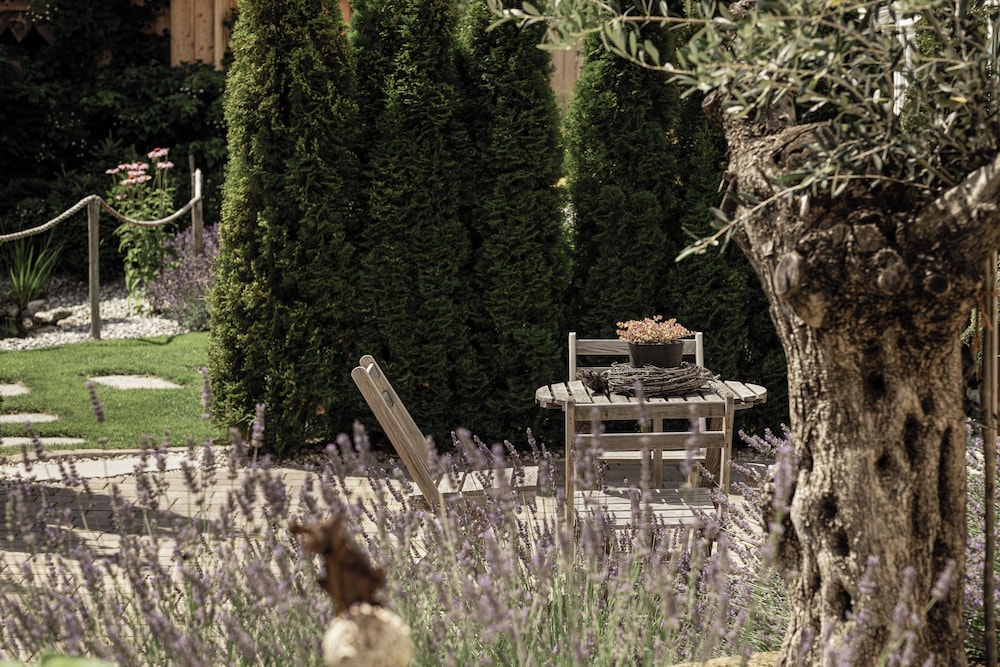 Amolaris Garden Loges & Guesthouse